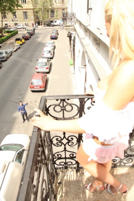 La reine roumaine blonde Christin pose à l'extérieur et aguiche ses fesses chaudes.