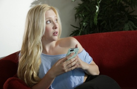 Blonde Jenta Samantha Rone fucks en stat trooper for å unngå å gå i fengsel