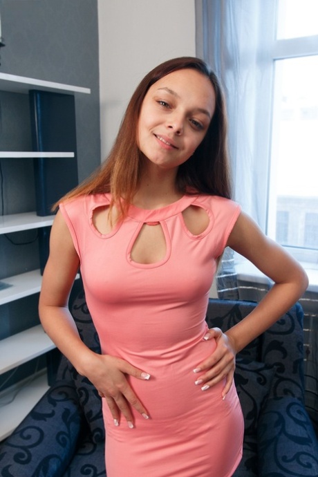 Den lilla lettiska tonårstjejen Karina Baru tar av sig trosorna och leker med sin läckra bäver