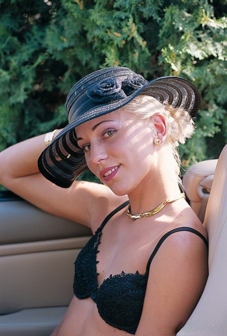 Smal blond Sylvia solen ger en BBC en doggystyle anal rida utomhus