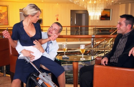 La ama de llaves Laura Crystal disfruta de un trío FMM en el restaurante