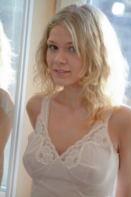 Den slanke blondine Valya viser sit bagerste hul og sine yndige naturlige bryster frem