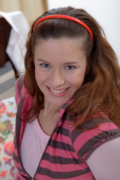 Brunetka Emuna roztáhne své hubené nohy a vezme si ptáka do své plešaté kundy