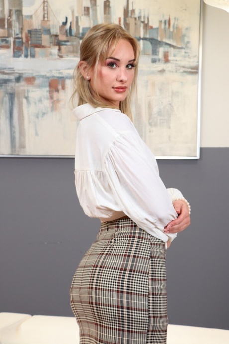 Le adolescenti sottomesse Daisy Stone e Avi Love si fanno analizzare in un 3some BDSM in ufficio