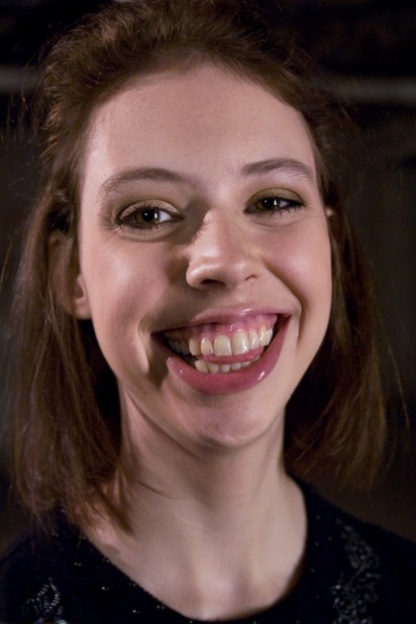 Sottomesso Kristine ottiene legato e giocato da Euro lezdom Sandra Romain