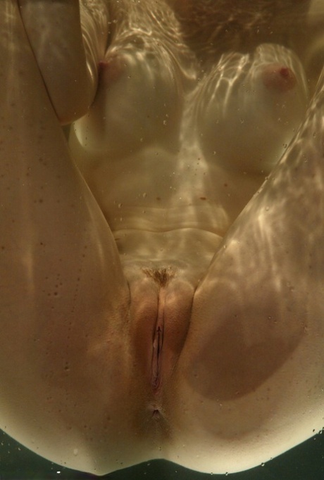 Sexy chica Sasha Sparks consigue su twat toyed bajo el agua por un domme
