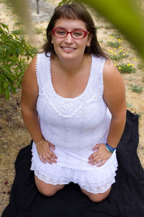 Fette Amateur-Brünette mit Brille Betty H zeigt ihre riesigen Titten im Freien
