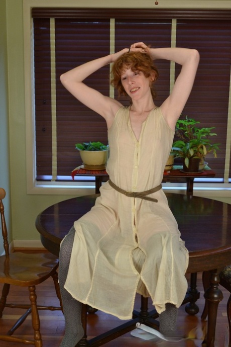 Skinny Amateur Redhead Staci spielt mit ihrer Klitoris auf dem Tisch