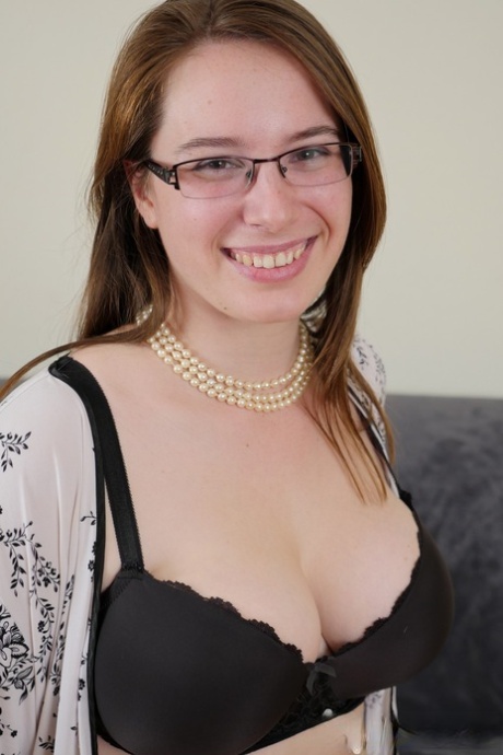 La brune à lunettes Patience Morgan dévoile ses gros seins et taquine son clitoris