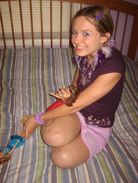Kitty, petite MILF asiatique, martèle sa petite chatte excitée avec un godemiché.