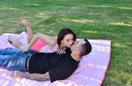 MILF Crissy Lyn und Teenie Mandy Muse geben einen Deepthroat-Blowjob im Park