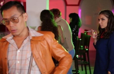Rauchende Brünette Henessy macht deepthroat & tief anal in bar pickup Dreier