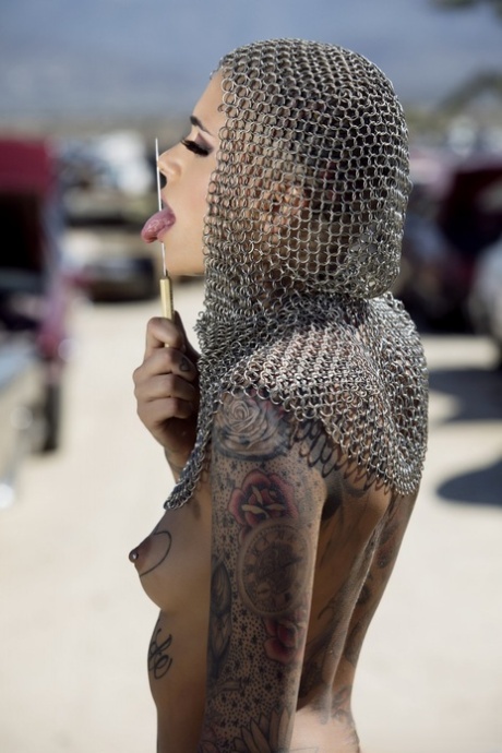 Calvo inchiostrata babe Leigh Raven ostenta le sue tette piccole e pone nudo all'aperto