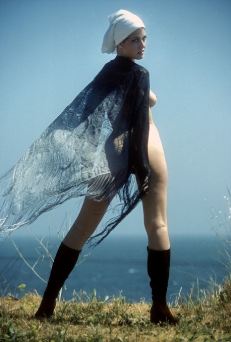 Le mannequin vintage Valerie Rae Clark joue avec son corps en posant en lingerie.