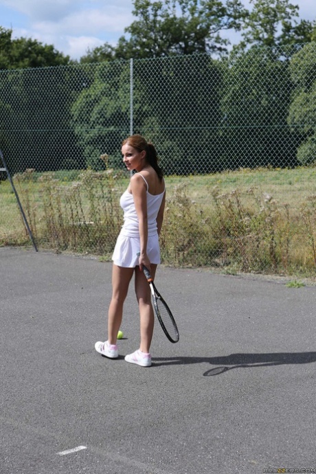 Tennisstjerner med store bryster Abbie Cat & Yuffie Yuland i trekant på banen