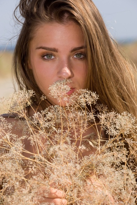 La teenager Lily C posa nuda e allarga le gambe in mezzo al nulla