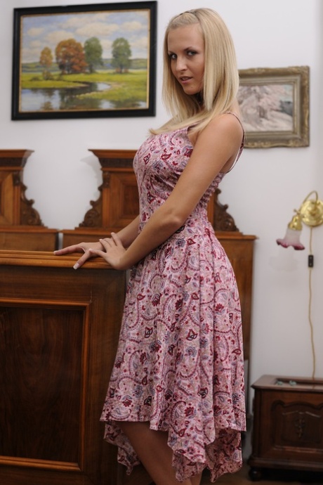 Vakre busty babe Cikita A viser henne store booty & hennes spiselige fitte