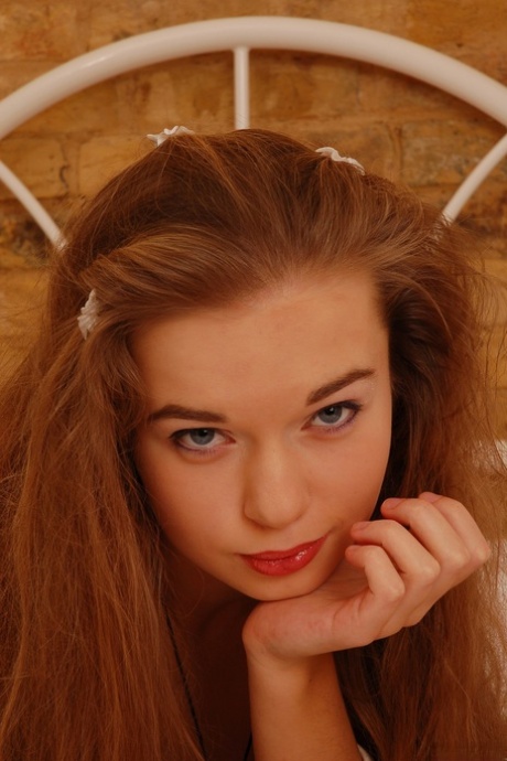 Forlokkende jente Milena D utsetter henne awesome bush i en sexy soverom striptease