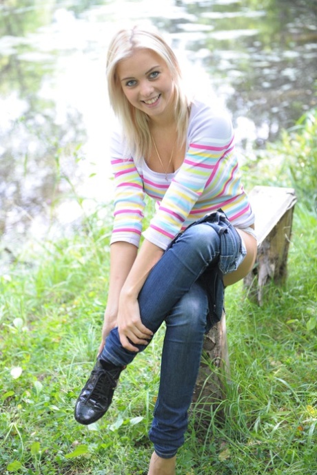 Das blonde Teen Berry A zeigt ihre schönen Krüge und die beschnittene Muschi im Freien
