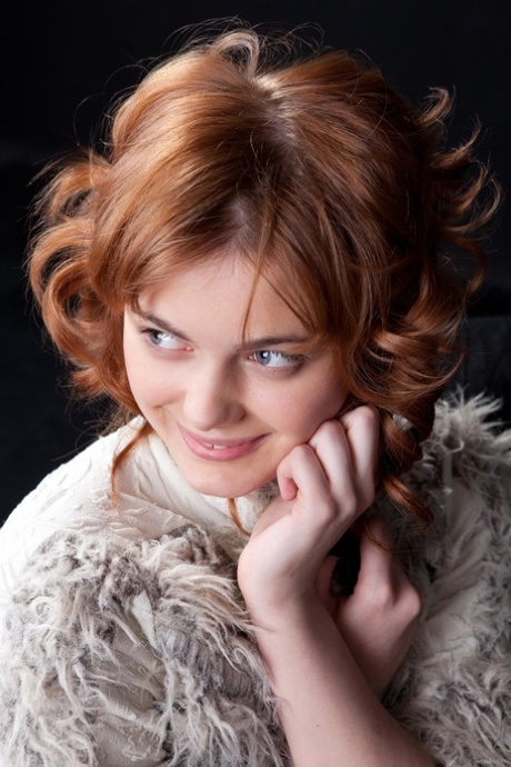 Nádherné teen Amy šíří její báječný Zdobené Kočička v sólo