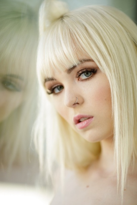 ブロンドsweetie Lilly Bellショー彼女のおっぱいと取得ブラックハードコア
