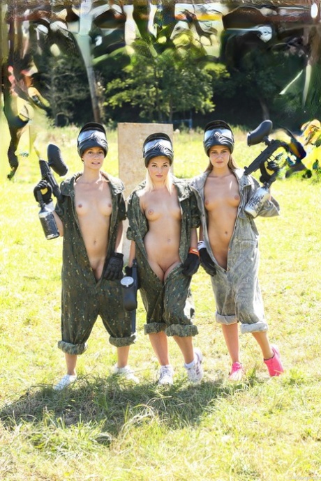 Militair meisjes enjoying wild groupsex met hun mannelijke collega 
