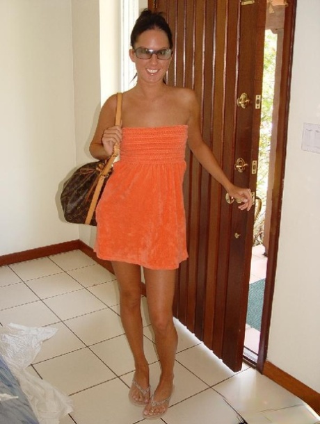 Bruneta MILF Destiny St Claire poskytuje vzrušující zadní pohledy na její lahodnou kočičku