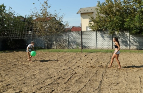 Smala tonåringen Gina Gerson och hennes bästis leker med varandra efter att ha spelat volleyboll
