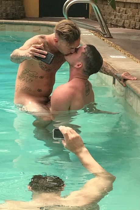 Hunky Allen Lucas og Brian Micheals svømmer nøgne i poolen og knepper hårdt