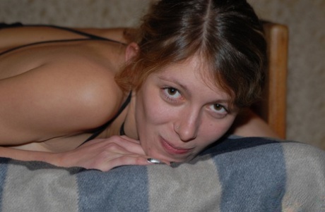 Mager amateur Tiener Silvia enjoys intense seks actie met haar BF op haar bed