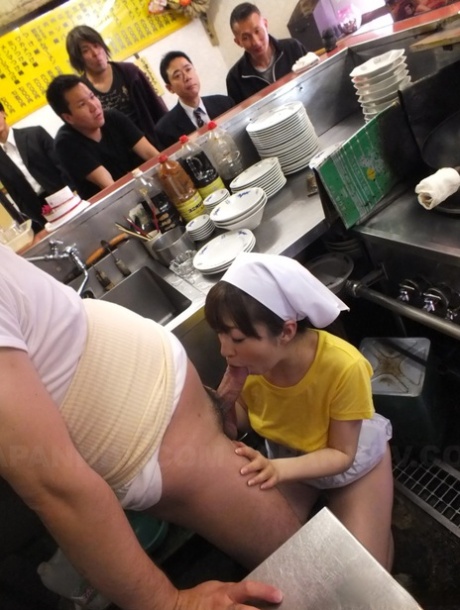Japansk servitrice Mimi Asuka bliver kneppet af kokke på restauranten