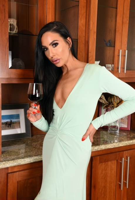 Langharige MILF Tiffany Brookes wordt naakt en verspreidt haar hete kutje