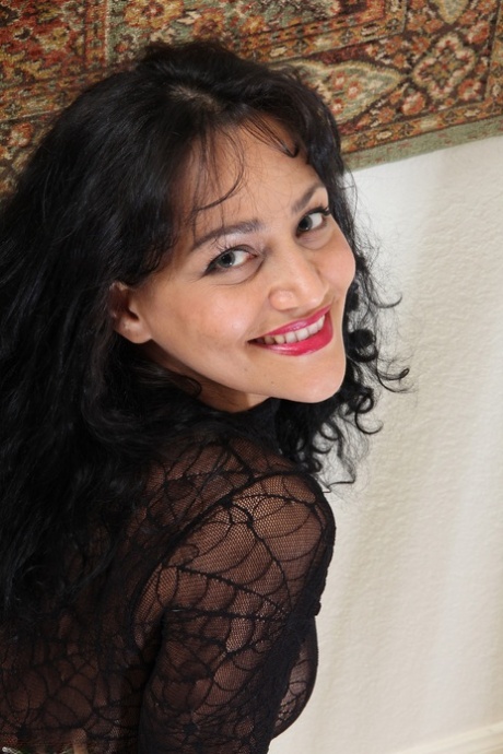 La MILF de pelo oscuro y culo increíble Liza Rene presume de tetas pequeñas