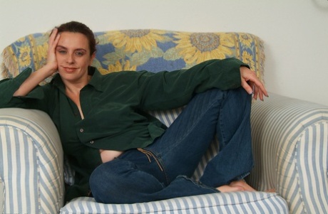 Green-eyed Annika Katiana avslöjar hennes perfekta bröst, röv och fitta