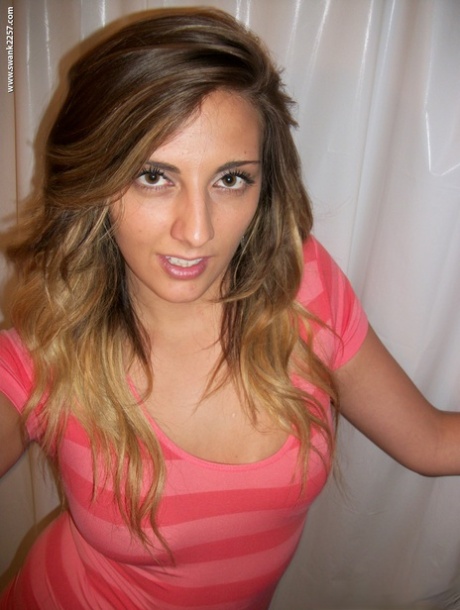 La beauté naturelle de Brooke B se débarrasse de sa robe et montre sa culotte dans un solo.