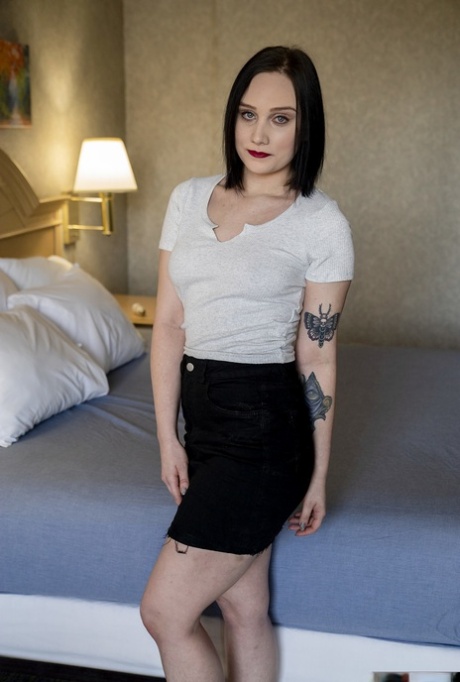 Sexy teen com tatuagens Gwen vicioso tiras e esfrega sua vagina em uma cama