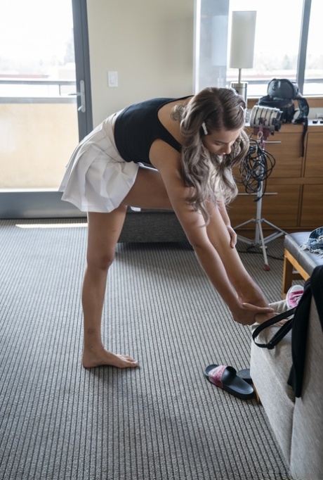 愛らしいティーンにa短いスカートシャネルグレー公開彼女の体にaホテル部屋