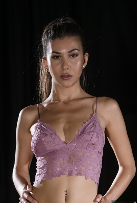 Sexy danseres Anya Krey ontdoet zich van haar paarse lingerie en poseert