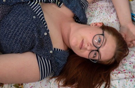 Die mollige rothaarige Geek Breanna zeigt ihre riesigen Brüste und spielt mit ihrem Busch