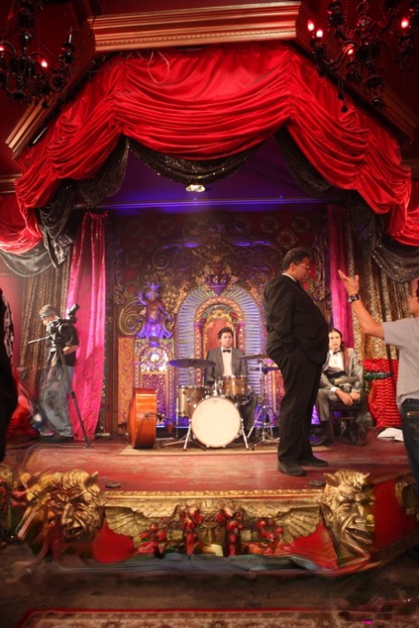 Des showgirls MILF coquines aux seins et aux culs énormes se partagent des bites chaudes au théâtre.