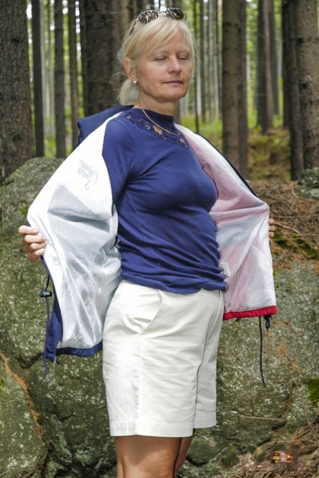 Blonda mormor Alisha Rydes gnuggar sin fitta i skogen i soloaction