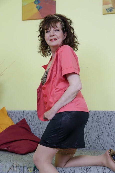 Geile Oma Radek fingert und verwöhnt ihre alte haarige Muschi mit einem Dildo