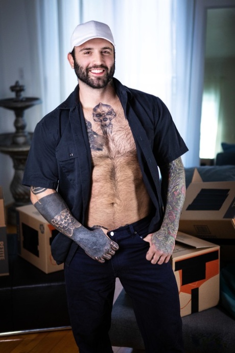 Mannen Com Markus Kage, Theo Brady