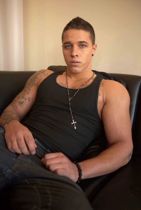 O garanhão musculado e tatuado Johnny Diesel despe-se e dedilha o cu