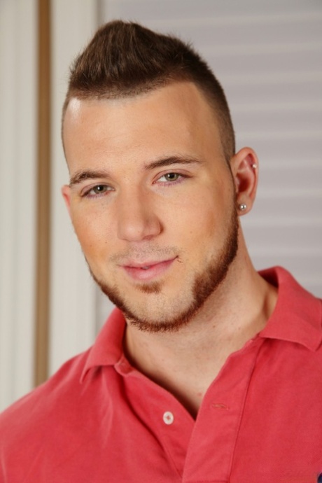 Söt tatuerad hunk Chris Noxx klär av sig och avslöjar sin superhårda kuk