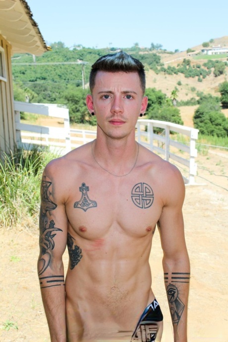 El gay tatuado Dante Foxx muestra su polla dura como una roca y se masturba en un sofá