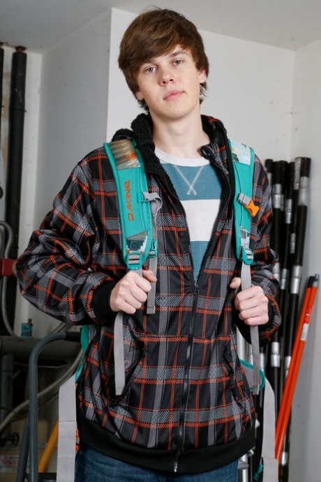 Skinny college boy Tommy White sání jeho gay milence velký péro