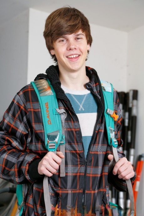 Skinny college boy Tommy Bianco succhiare il suo amante gay grosso cazzo