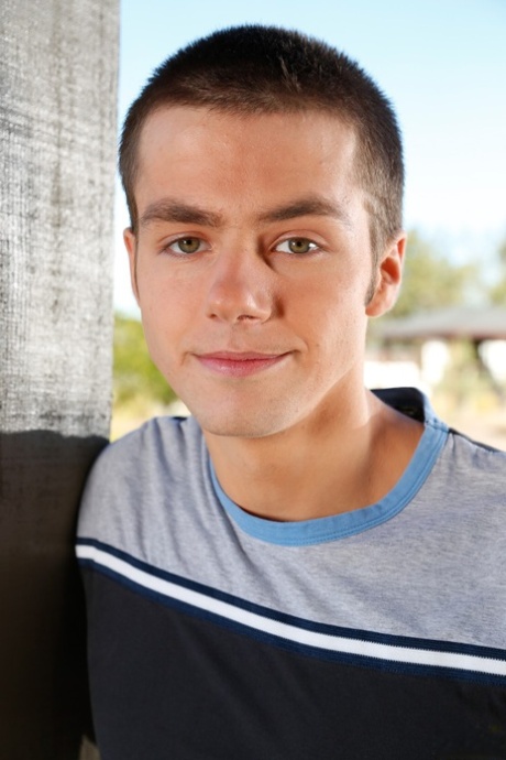Alden Price, gay et mignon, expose son corps et sort sa grosse bite
