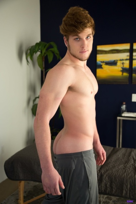Jovens gays Leo Luckett e Colton Cain mostram as suas pilas e fodem-se um ao outro
